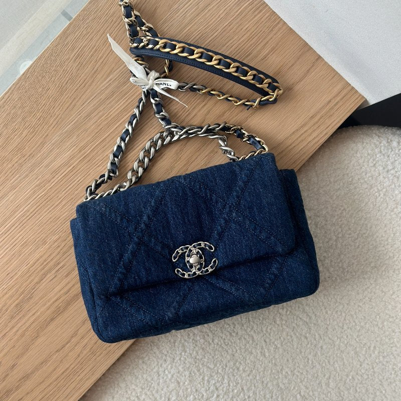 Chanel – 19 Chain Shoulder Bag (Blue Denim)