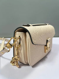 louis vuitton  Pochette Métis East West