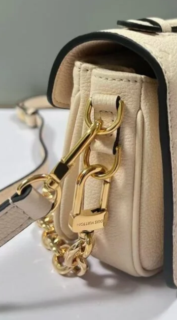 louis vuitton  Pochette Métis East West