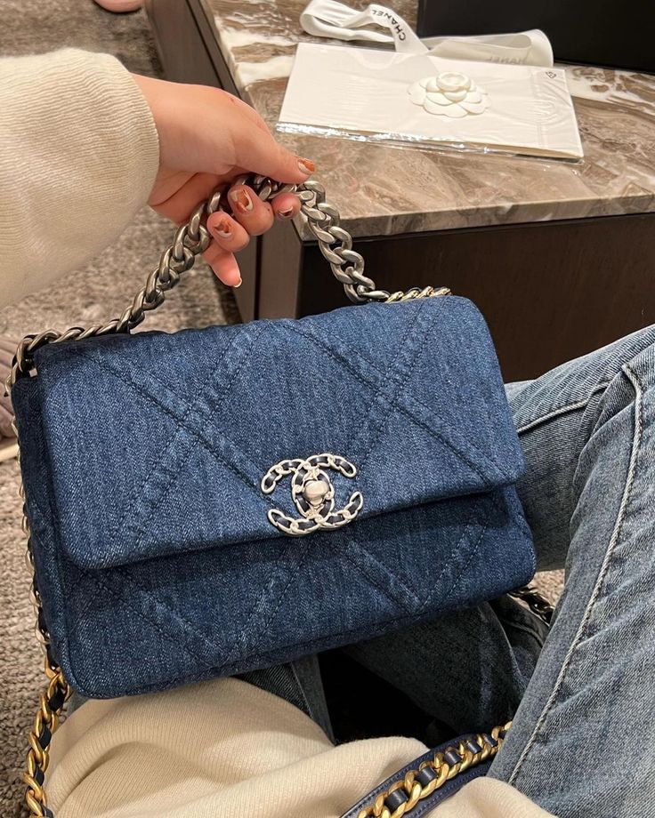 Chanel – 19 Chain Shoulder Bag (Blue Denim)